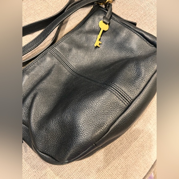 Fossil Black Leather Shoulder Bag with Gold Key Accent (A0011) - Picture 2 of 13
